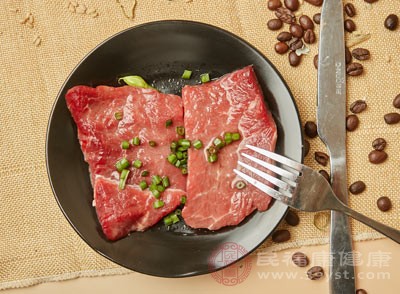健身愛好者在進(jìn)行力量訓(xùn)練后，適量食用牛肉有助于肌肉的修復(fù)和增長，增強(qiáng)肌肉力量；術(shù)后患者食用牛肉，可以加速傷口愈合，促進(jìn)身體恢復(fù)