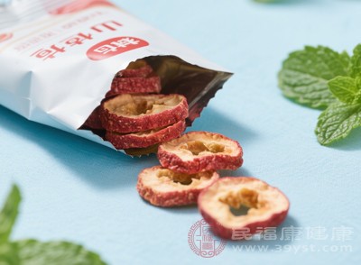 適量食用山楂片，可以滿足口腹之欲，減少對其他高熱量零食的渴望，從而間接控制每日的熱量攝入