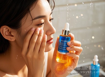 補水環(huán)節(jié)可借助爽膚水、精華液等產品