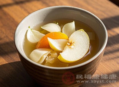在食療方面，可以食用一些具有滋陰潤(rùn)燥、養(yǎng)血補(bǔ)血功效的食物，如黑芝麻、百合、銀耳等