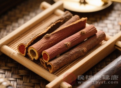 桂枝能夠溫通經(jīng)脈，促進氣血運行，緩解因風(fēng)寒凝滯導(dǎo)致的經(jīng)絡(luò)不通、氣血不暢，從而減輕肌肉酸痛和肢體拘攣的癥狀