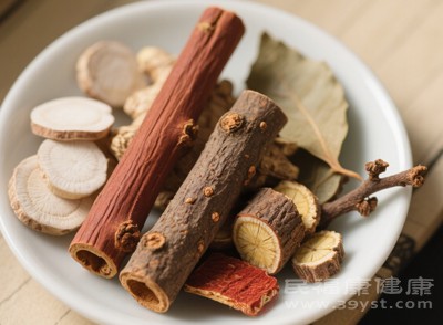 桂枝溫通經(jīng)脈的作用，有助于消散寒凝血瘀，使瘀血得以化解