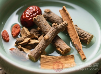 在治療脾胃虛寒的病癥時，桂枝與干姜、白術(shù)等藥物搭配，可起到溫中散寒、健脾和胃的功效，幫助恢復(fù)脾胃的正常功能