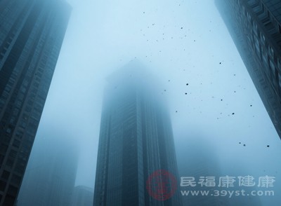 長期暴露在霧霾環(huán)境中的人群，更容易出現(xiàn)頭痛、頭暈、記憶力減退、注意力不集中等癥狀