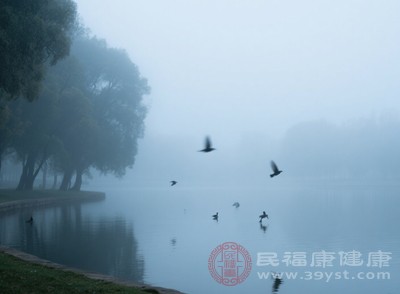 對于本身就患有皮膚病的人群來說，霧霾天氣會加重病情，讓皮膚問題更加難以治愈