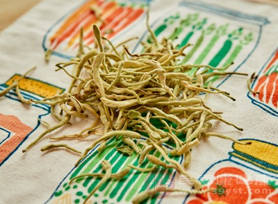 體質(zhì)燥熱的女性在經(jīng)期應(yīng)避免用艾葉泡腳，可以選擇一些具有清熱降火功效的中藥材泡腳，如金銀花、菊花等