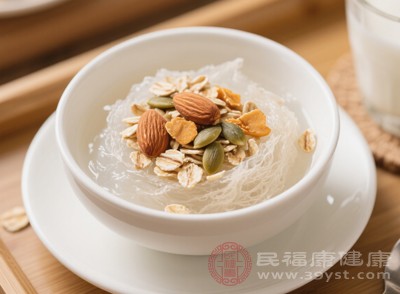 將即食燕窩與燕麥片、堅(jiān)果組合，是快速又健康的早餐選擇