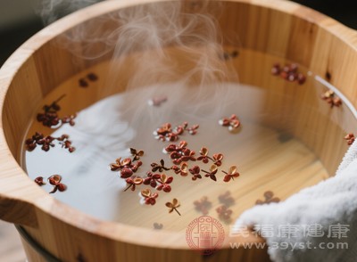 花椒泡腳的時(shí)間控制在15-25分鐘較為合適