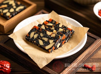 阿膠糕中的營(yíng)養(yǎng)成分能夠?yàn)樯眢w提供能量，幫助改善因氣血不足導(dǎo)致的身體虛弱、面色不佳等問題