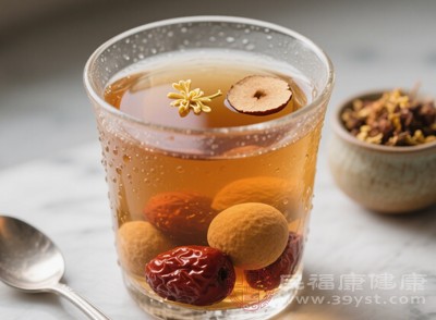 桂圓紅棗茶就像冬日里的暖陽(yáng)，溫暖脾胃，補(bǔ)益腎氣，常喝還能讓面色更加紅潤(rùn)