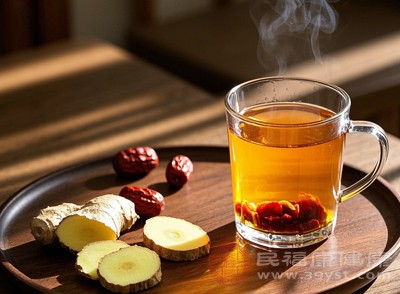 姜棗茶味道辛辣中帶著一絲甘甜，飲用后全身溫暖，脾胃的寒氣仿佛被一掃而空