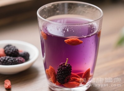 枸杞桑葚茶是滋陰補(bǔ)腎、養(yǎng)肝明目的養(yǎng)生茶飲