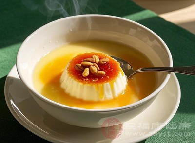 蒸好的雞蛋羹色澤金黃，口感細膩，既滿足了身體對營養(yǎng)的需求，又不會給牙疼的口腔帶來額外壓力