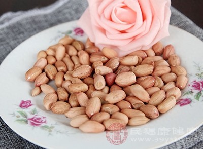 嚼食花生米、核桃仁等堅(jiān)果也能幫助去除蒜味