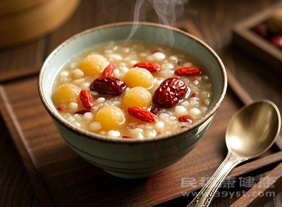 桂圓紅棗粥為經(jīng)常熬夜的女性補(bǔ)充氣血，讓身體逐漸恢復(fù)元氣，就像為疲憊的身心注入一股溫暖的力量