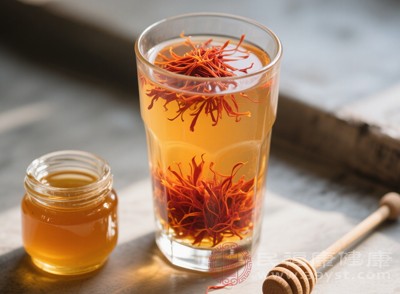 一旦在飲用藏紅花后出現(xiàn)過(guò)敏癥狀，需及時(shí)就醫(yī)，接受專(zhuān)業(yè)的治療