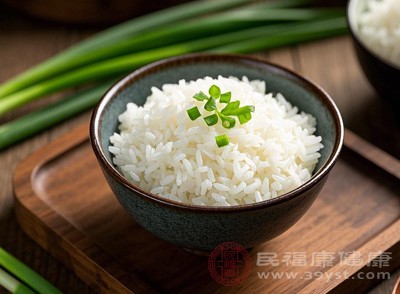 米飯則可以提供充足的能量，補(bǔ)充飲酒過(guò)程中身體消耗的熱量，維持身體的正常代謝功能，間接保護(hù)胃部免受酒精過(guò)多的侵害