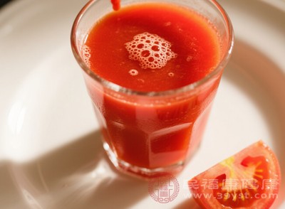 在喝酒前吃一份涼拌黃瓜，或者喝一杯新鮮的西紅柿汁，既能補(bǔ)充營養(yǎng)，又能在一定程度上保護(hù)胃部，緩解飲酒帶來的不適