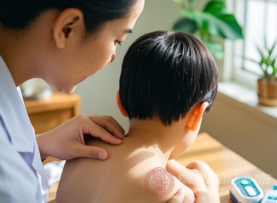 陰囊皮膚顏色變深、質(zhì)地變松弛，也是男孩性發(fā)育啟動(dòng)的信號(hào)之一，家長(zhǎng)需對(duì)比同齡孩子的正常狀態(tài)