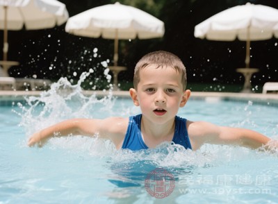9歲前男孩出現(xiàn)喉結(jié)突出、聲音變粗、低沉，甚至出現(xiàn)胡須(絨毛狀)，可能是性早熟的信號(hào)