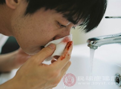 鼻腔黏膜干燥是導(dǎo)致流鼻血最常見(jiàn)的原因之一，尤其在秋冬季節(jié)或長(zhǎng)期處于空調(diào)環(huán)境中，黏膜干燥易破裂出血
