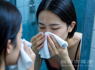 擤鼻涕時(shí)不要過于用力，應(yīng)輕柔操作，防止損傷鼻腔內(nèi)血管