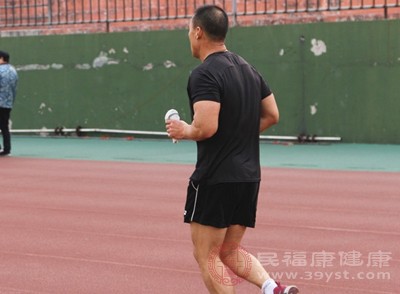老年人的身體機(jī)能下降，腸胃蠕動(dòng)相對緩慢，飯后應(yīng)等待更長時(shí)間再跑步，一般以2小時(shí)以上為宜