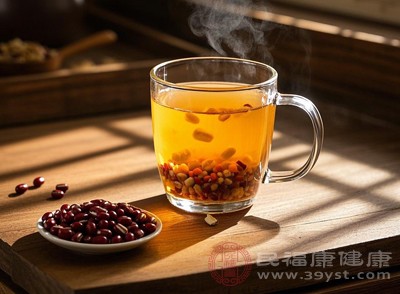 飲用紅豆薏米茶后，一些媽媽會(huì)明顯感覺(jué)到手部、腿部的腫脹感減輕，身體變得更加輕盈