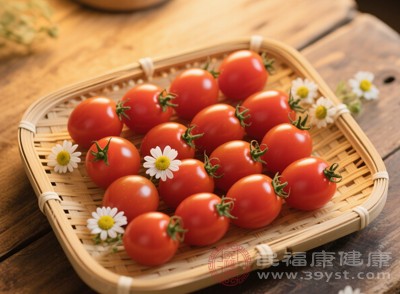 經(jīng)常攝入富含番茄紅素的食物，可使皮膚保持彈性，減少皺紋產(chǎn)生，讓肌膚由內(nèi)而外煥發(fā)光彩