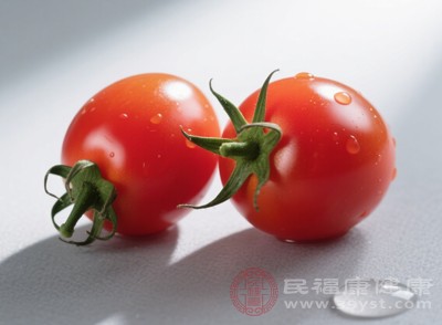 圣女果雖營(yíng)養(yǎng)豐富，但也含有一定的糖分，過量食用可能會(huì)導(dǎo)致糖分?jǐn)z入超標(biāo)