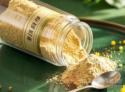 將花旗參研磨成細(xì)粉，每次取1-2克，用溫水沖服