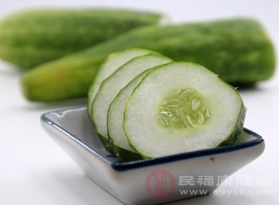 黃瓜中的水分和天然保濕因子，能夠幫助修復(fù)這道“城墻”，增強角質(zhì)層的鎖水能力，讓肌膚保持水潤狀態(tài)更持久
