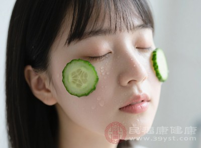 當(dāng)黃瓜片敷在臉上時，其清涼的觸感能夠收縮毛孔，減少油脂的分泌