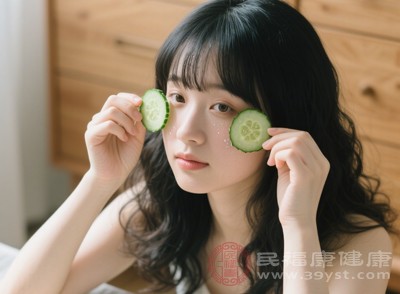 不過在敷眼部時，要注意選擇新鮮、薄透的黃瓜片，避免刺激到眼睛