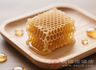 蜜蜂采集花蜜、花粉等物質(zhì)后，經(jīng)過(guò)體內(nèi)復(fù)雜的生理過(guò)程，將多余的營(yíng)養(yǎng)轉(zhuǎn)化為蜂蠟