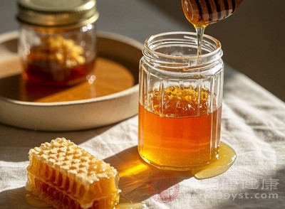 如果蜂巢沒有經(jīng)過嚴(yán)格的處理和檢測(cè)，蜂蠟中也可能存在有害物質(zhì)，食用后會(huì)對(duì)健康造成潛在威脅