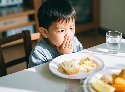 培養(yǎng)孩子規(guī)律的飲食習(xí)慣較為重要，固定每天三餐和兩次加餐的時(shí)間，兩餐間隔3-4小時(shí)，給腸胃足夠的消化時(shí)間，幫助孩子建立穩(wěn)定的進(jìn)食生物鐘
