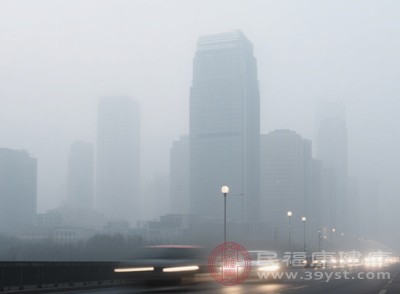 肺泡就像一個個小氣球，原本能順暢地進行氧氣和二氧化碳的交換，而霧霾中的顆粒物就像細小的沙子，進入“氣球”后，會讓“氣球”的彈性變差，交換氣體的能力也大打折扣