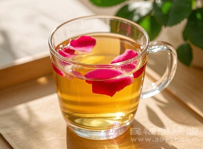 女性在經(jīng)期前后，容易出現(xiàn)氣血不足、身體發(fā)冷的現(xiàn)象，此時飲用玫瑰花茶，可以溫暖身體，緩解經(jīng)期不適，讓氣血更加順暢