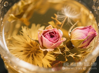 將3-5朵玫瑰花放入杯中，用80-90℃的熱水沖泡，燜泡3-5分鐘后飲用