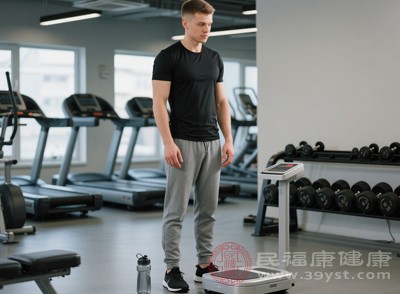 每次稱重應(yīng)在空腹、排便后、穿相同衣物狀態(tài)下進(jìn)行，且用同一臺(tái)體重秤