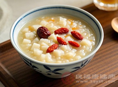 山藥養(yǎng)胃，蓮子安神，紅棗補氣血，湯溫潤平和，補脾胃、充元氣，宜脾胃弱、氣血不足者早晚加餐