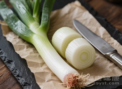 當(dāng)我們在飯前吃一點生大蔥，會明顯感覺到食欲有所提升，讓原本平淡無味的飯菜變得更加可口，從而保證身體能夠攝入足夠的營養(yǎng)