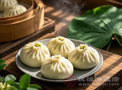 在制作饅頭或包子的面團(tuán)時(shí)，加入適量的黑芝麻粉，不僅能讓面食的顏色更加誘人，還能增添獨(dú)特的香味