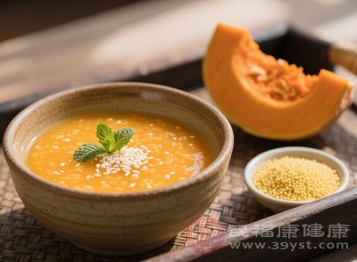 南瓜小米粥是一種較為合適的主食選擇，既能補充能量，又不會引起血糖大幅波動