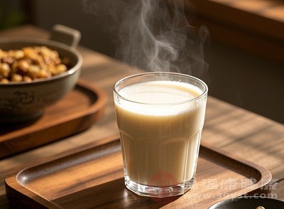 過(guò)量飲用豆?jié){，會(huì)使蛋白質(zhì)攝入遠(yuǎn)超身體所需。過(guò)多的蛋白質(zhì)在體內(nèi)代謝時(shí)，會(huì)產(chǎn)生含氮廢物，需要通過(guò)腎臟排出體外，這無(wú)疑增加了腎臟的負(fù)擔(dān)