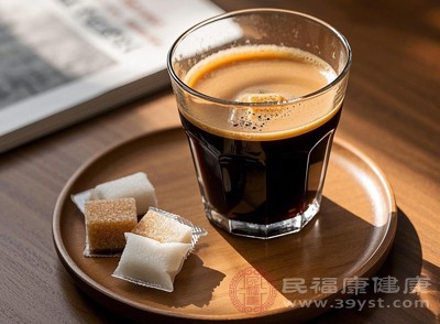 咖啡因能夠作用于大腦中的神經受體，降低食欲，減少食物的攝入量