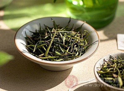 茶葉中還含有咖啡因、茶多酚等成分?？Х纫蚓哂信d奮中樞神經(jīng)的作用，如果在喝中藥期間大量飲茶，可能會干擾中藥對身體的調(diào)理作用