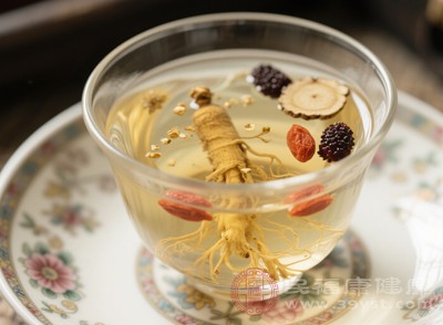 如人參、阿膠等滋補中藥，成分相對復雜，在體內(nèi)的吸收和代謝時間較長
