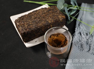 在喝中藥期間，盡量避免飲用濃茶和刺激性較強(qiáng)的茶，如黑茶、普洱茶等